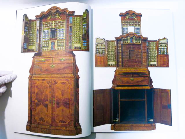 アート・デザイン・音楽 The Collector's Cabinet and Miniature COLLECTOR'S CABINET WITH MINIATURE APOTHECARY'S SHOP